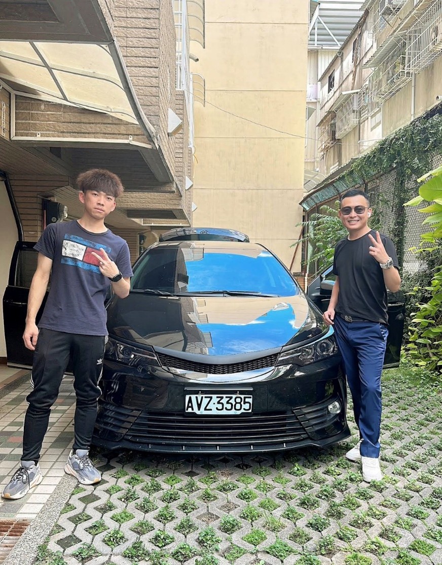 昨天問賢哥有沒有要收一台車，結果今天賢哥馬上坐高鐵來高雄收車，真的是超有效率的啦，也很感謝賢哥還跑這一趟，賢哥很像一個大哥哥教導我汽車的專業知識，真的學到很多，最後也推薦加2萬賢哥給大家啦，不管是買車或者是賣車，都可以找加2萬賢哥唷👍🏻